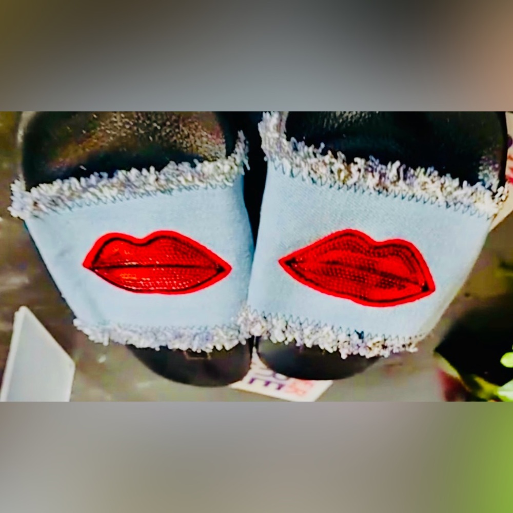 Yoki Blue Denim Frayed Slide Sandal Chic Whimsical Red Sequin Lip Design NWT S-9 - Picture 5 of 16